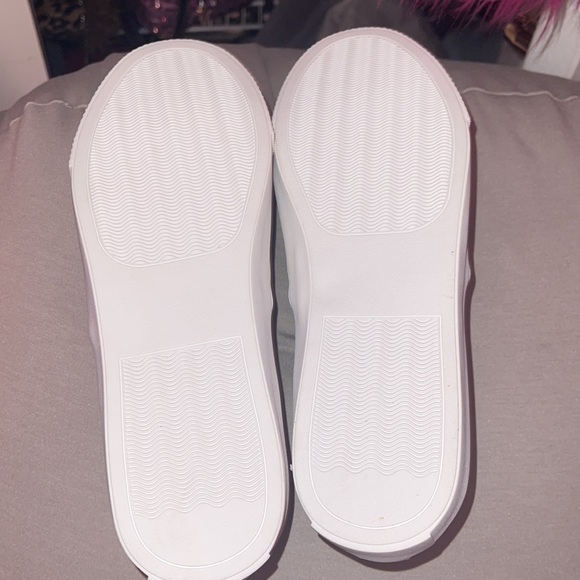 🆕 Hearts and Lips Slip on Shoes - Picture 4 of 5